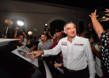 Arranca campaña Américo Villarreal en Victoria; coloca pegotes en autos y pide castigo a corruptos
