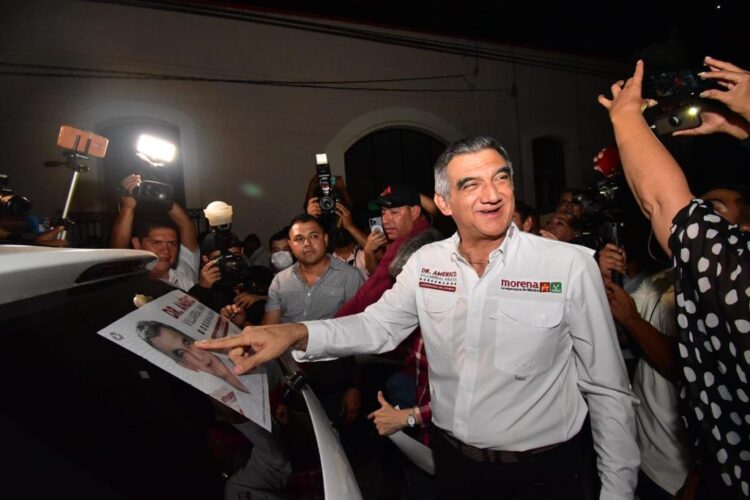Arranca campaña Américo Villarreal en Victoria; coloca pegotes en autos y pide castigo a corruptos