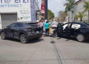 Dos heridos en fuerte choque en cruce de calles 21 y Matamoros en Victoria