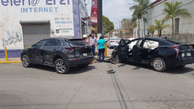 Dos heridos en fuerte choque en cruce de calles 21 y Matamoros en Victoria