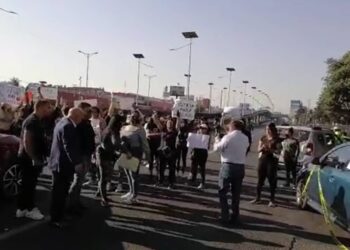 Familiares y amigos de joven asesinado en fiesta cierran Periférico Norte; exigen castigo