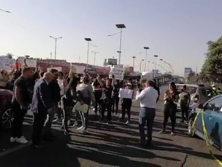 Familiares y amigos de joven asesinado en fiesta cierran Periférico Norte; exigen castigo