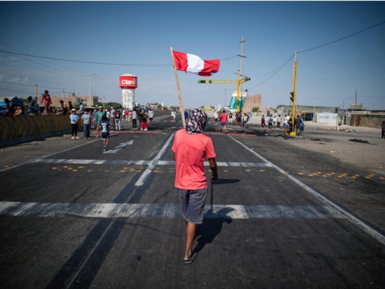 Presidente de Perú impone toque de queda en Lima tras protestas
