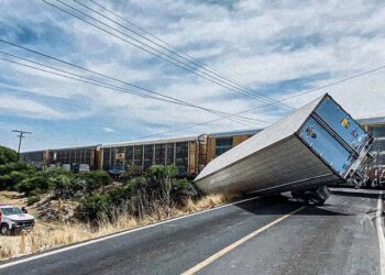 Trailero intenta ganarle paso al tren y su unidad queda destrozada