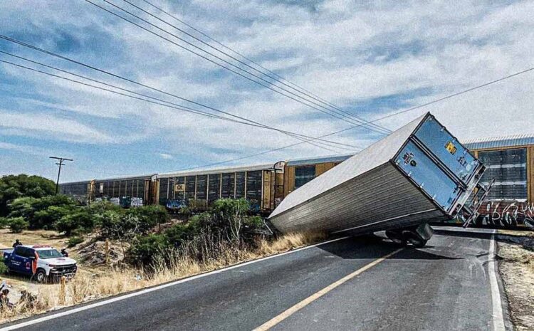 Trailero intenta ganarle paso al tren y su unidad queda destrozada
