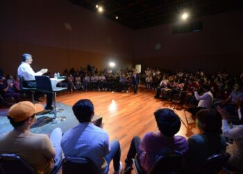 Escuchar y dar resultados, ofrece Américo Villarreal a jóvenes tamaulipecos