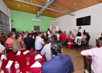 Convoca Américo Villarreal a constructores de Nuevo Laredo a edificar un nuevo Tamaulipas