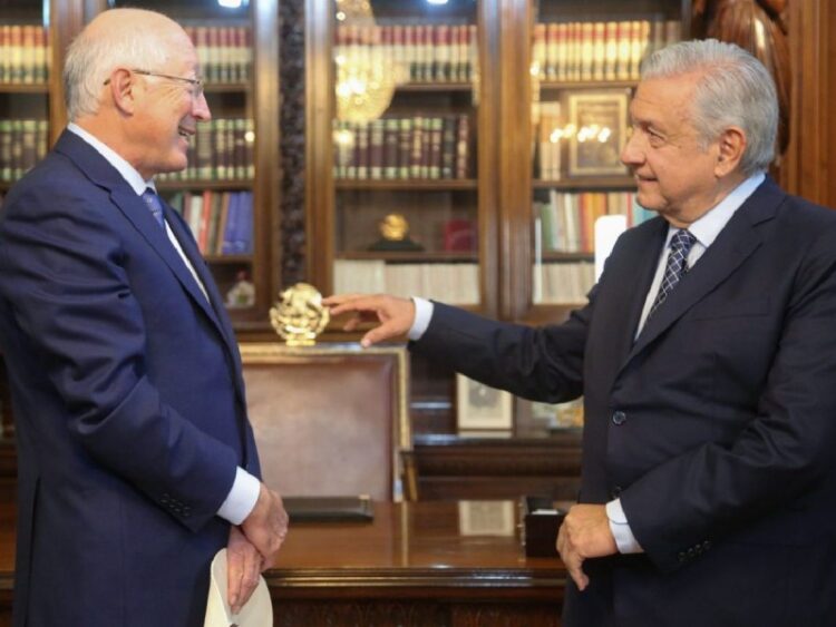 López Obrador se reúne con Ken Salazar en Palacio Nacional