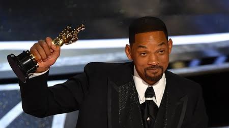 Will Smith renuncia a la Academia tras polémica