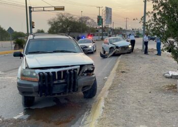 Aparatoso choque ocasiona empleado