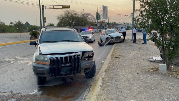 Aparatoso choque ocasiona empleado