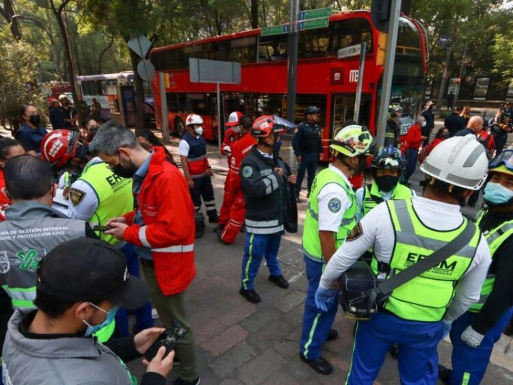 Choque de Metrobús y camión en Reforma dejó 85 hospitalizados
