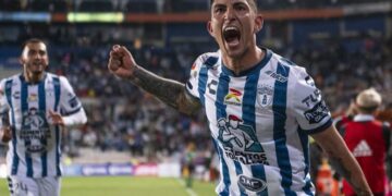 Pachuca derrota 2-1 a Tigres y le arrebata el liderato