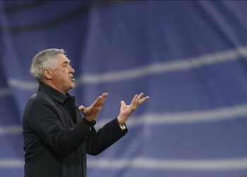 Carlo Ancelotti sigue con COVID-19