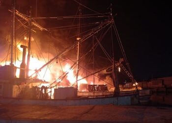 Se incendian dos barcos camarones en la Isleta de Tampico
