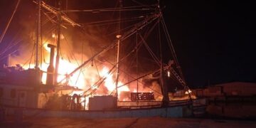 Se incendian dos barcos camarones en la Isleta de Tampico