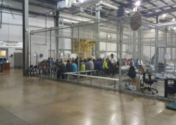 Aprehenden a cientos de migrantes en Texas