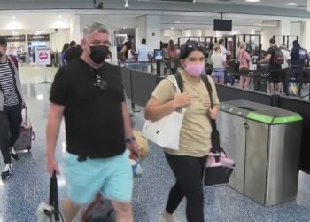 Tumba jueza federal mandato de portar cubre bocas en aviones