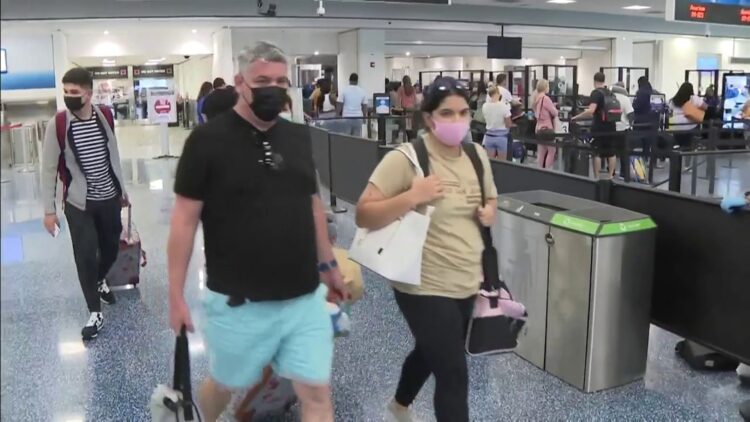 Tumba jueza federal mandato de portar cubre bocas en aviones