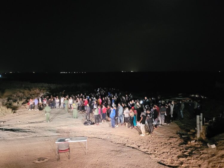 Detienen a más de 300 migrantes en Texas