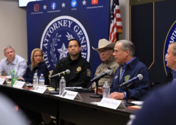 Abbott pide “donaciones” para enviar migrantes a Washington