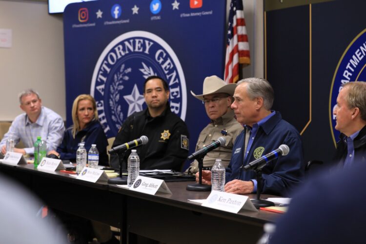 Abbott pide “donaciones” para enviar migrantes a Washington