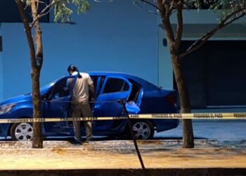 Hallan a hombre asesinado a golpes en su auto en Culiacán