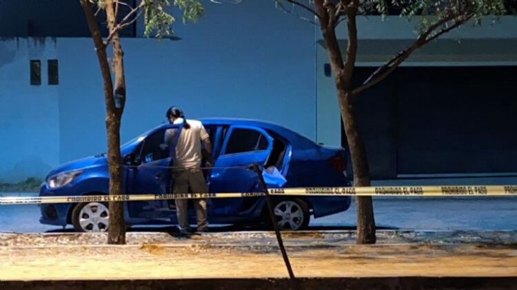 Hallan a hombre asesinado a golpes en su auto en Culiacán