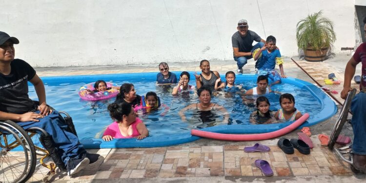 Lleva Lalo Gattás alegría a niños del Club Sin Límites