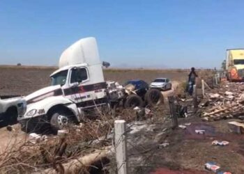Se quema caja de tráiler cargada con clamatos en Navolato