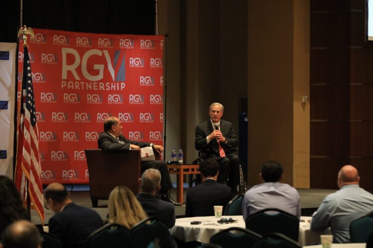 Abbott se reúne con empresarios pero omite perdidas por revisiones exhaustivas