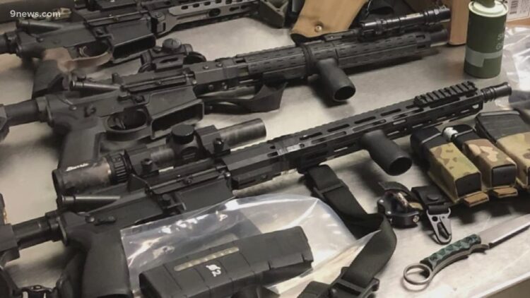 Iban a comprar armas para organización criminal y los arrestan