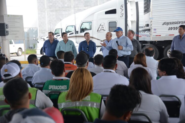Seguridad y mejor infraestructura vial, ofrece Truko a transportistas de Nuevo Laredo