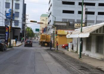 Reanuda Gobierno Municipal bacheo en calles de Victoria