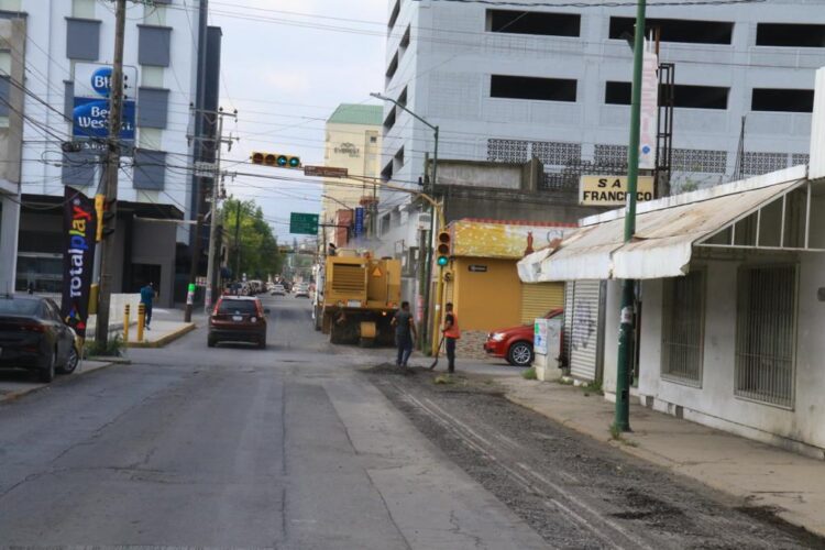 Reanuda Gobierno Municipal bacheo en calles de Victoria