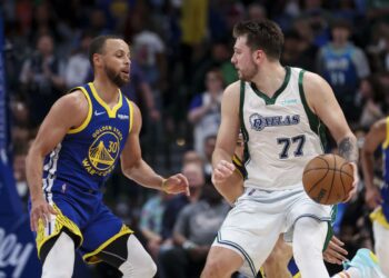 Warriors a un juego de eliminar a Mavericks