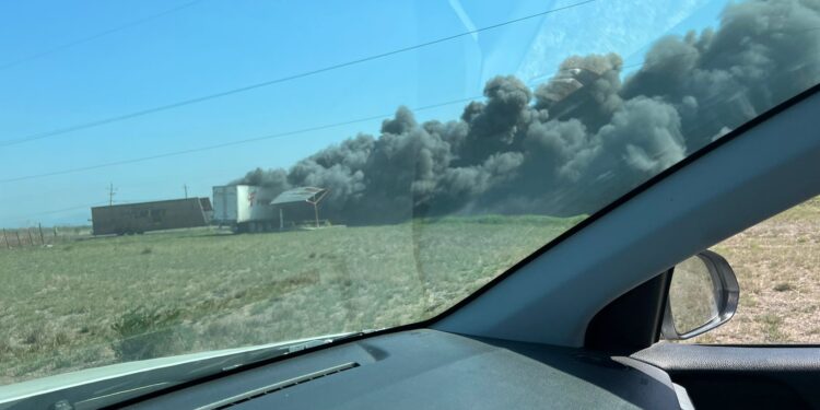 Mantienen bloqueada carretera Victoria-Monterrey; queman trailers, miles varados