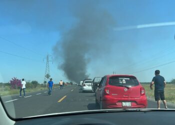 Mantienen bloqueada carretera Victoria-Monterrey; queman trailers, miles varados