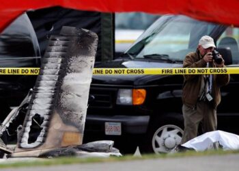 Avioneta se estrella en puente de Playa de Miami; un muerto y cinco heridos