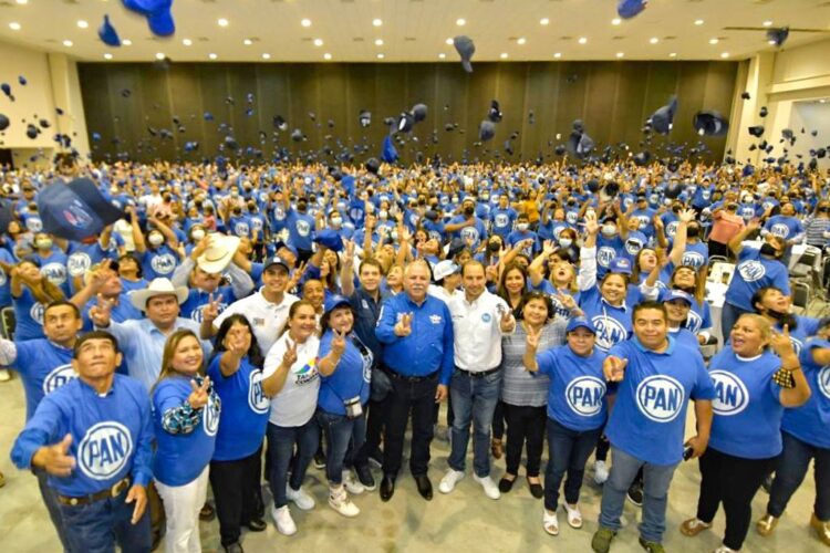 Toma protesta Truko Verástegui frente a los “porteros azules de la democracia”
