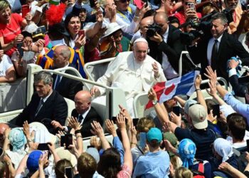 Proclama el Papa a 10 nuevos santos; hay un periodista y una maestra