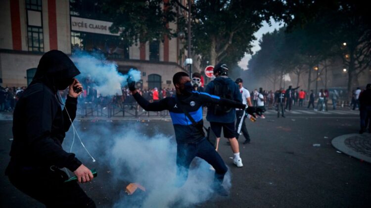 Dispersa policía francesa a cientos durante final de Champions