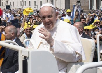 Papa bromea con sacerdotes mexicanos; pide tequila para el dolor de rodilla