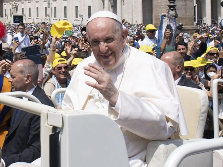 Papa bromea con sacerdotes mexicanos; pide tequila para el dolor de rodilla
