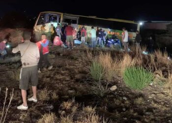 Doce pasajeros heridos en volcadura de autobús en Querétaro