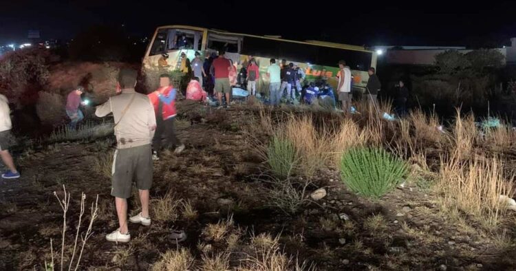 Doce pasajeros heridos en volcadura de autobús en Querétaro