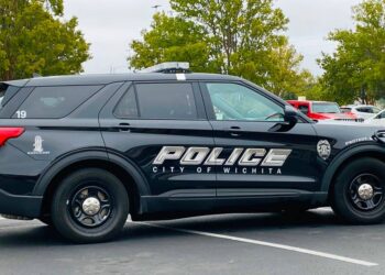 Fallecen 2 jóvenes durante balacera en fiesta de graduación en Kansas