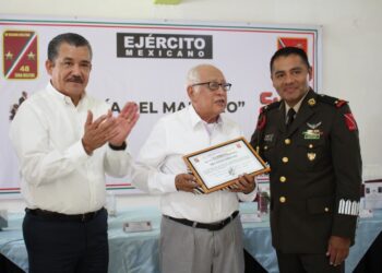 Reconoce 77 Batallón de Infantería de SEDENA labor de maestros en Cd. Victoria