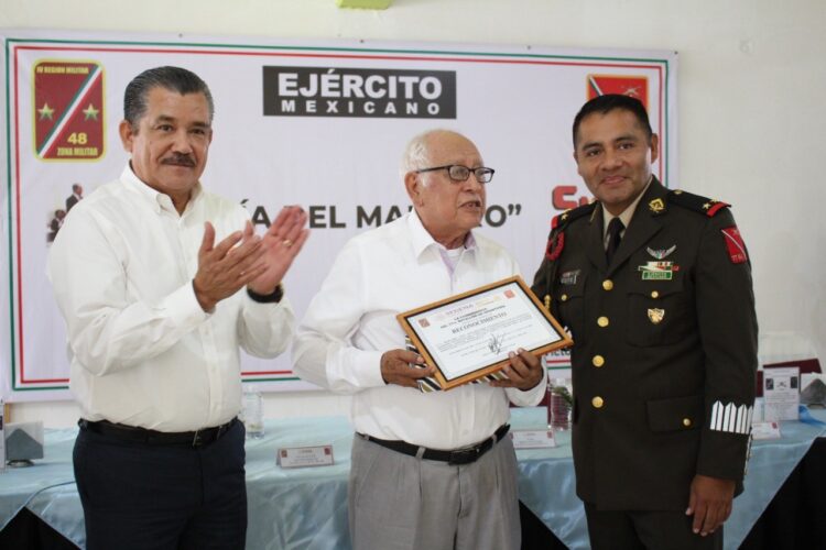 Reconoce 77 Batallón de Infantería de SEDENA labor de maestros en Cd. Victoria