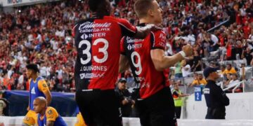 Atlas golea 3-0 a Tigres y pone un pie en la final